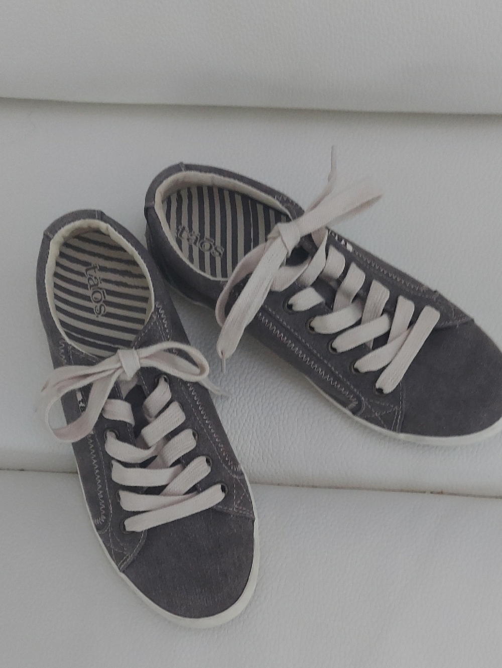 Taos Footwaer Stars Lace Up Sneakers Grey and White Size 38/ 7.5